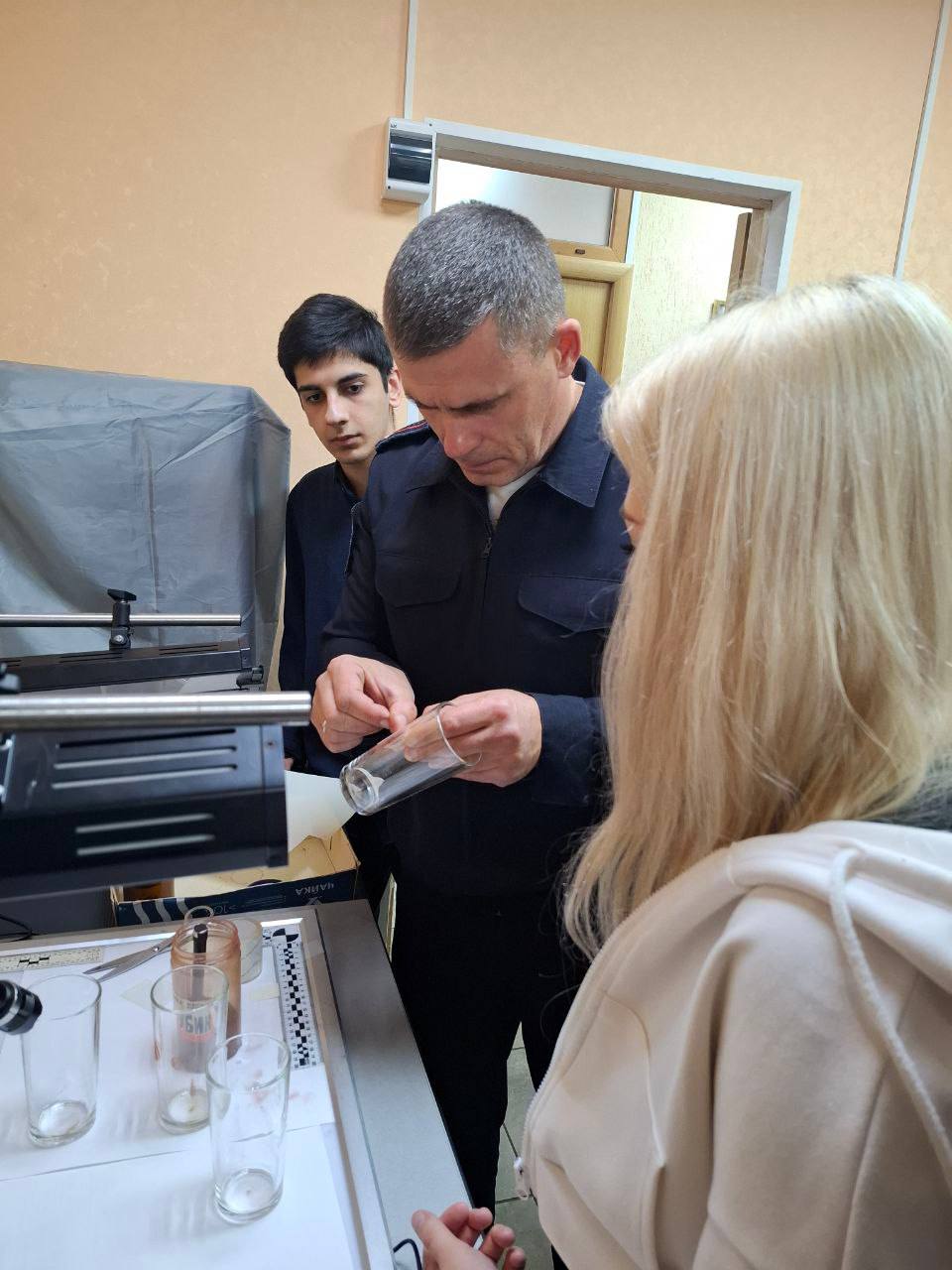 Сотрудники экспертно-криминалистического центра УМВД России по г.Севастополю познакомили школьников с основами криминалистики Сотрудники экспертно-криминалистического центра УМВД России по г.Севастополю познакомили школьников с основами криминалистики