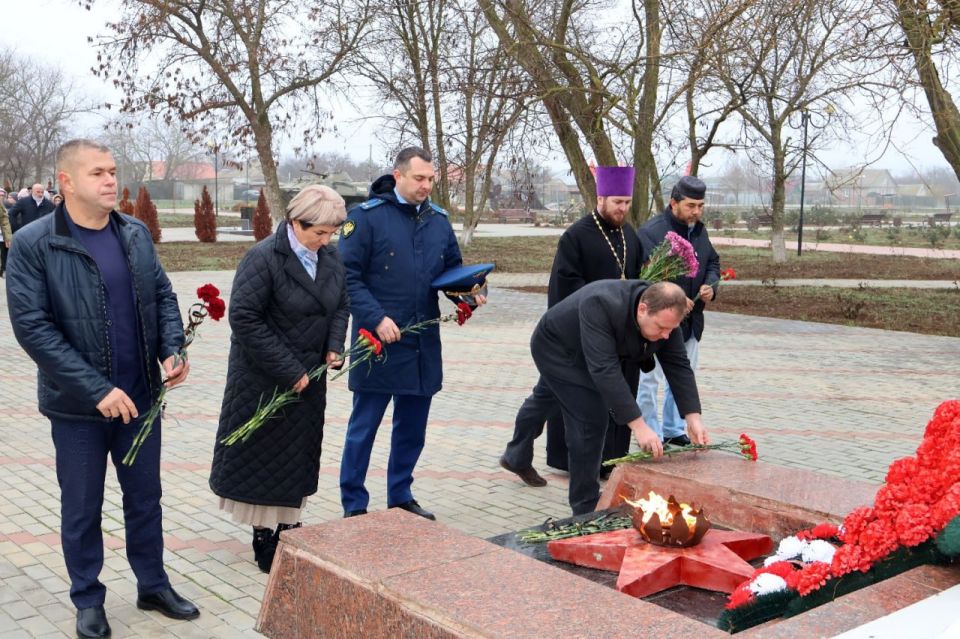 9 декабря, в День Героев Отечества, у Обелиска Славы в поселке Раздольное прошла торжественная церемония возложения цветов 9 декабря, в День Героев Отечества, у Обелиска Славы в поселке Раздольное прошла торжественная церемония возложения цветов