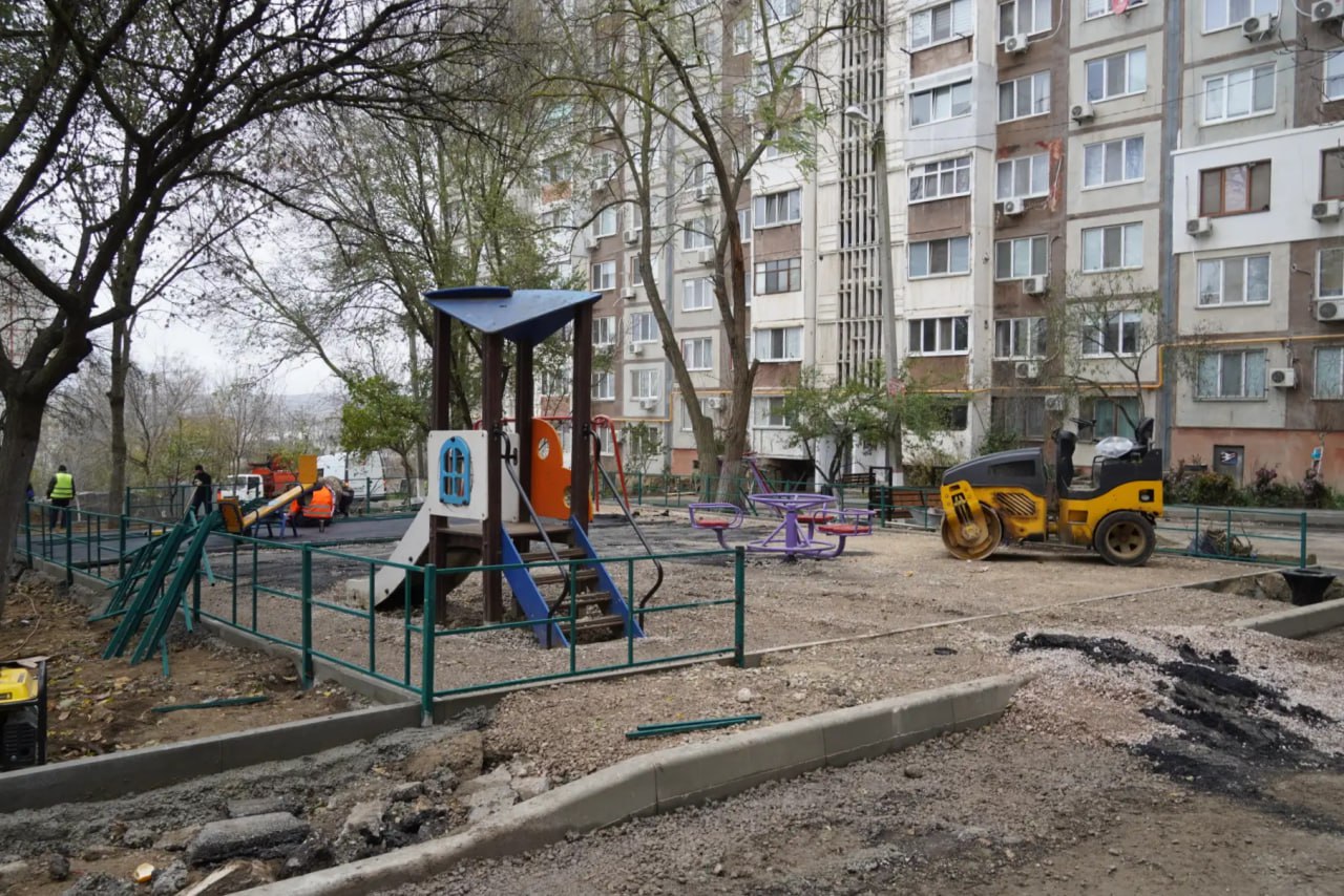 Глава администрации Керчи Олег Каторгин осмотрел, как продвигается благоустройство придомовой территории по Индустриальному шоссе, 21, 21/1, 23, 27. Выехал на место, пообщался с подрядчиком и председателями домов Глава администрации Керчи Олег Каторгин осмотрел, как продвигается благоустройство придомовой территории по Индустриальному шоссе, 21, 21/1, 23, 27. Выехал на место, пообщался с подрядчиком и председателями домов