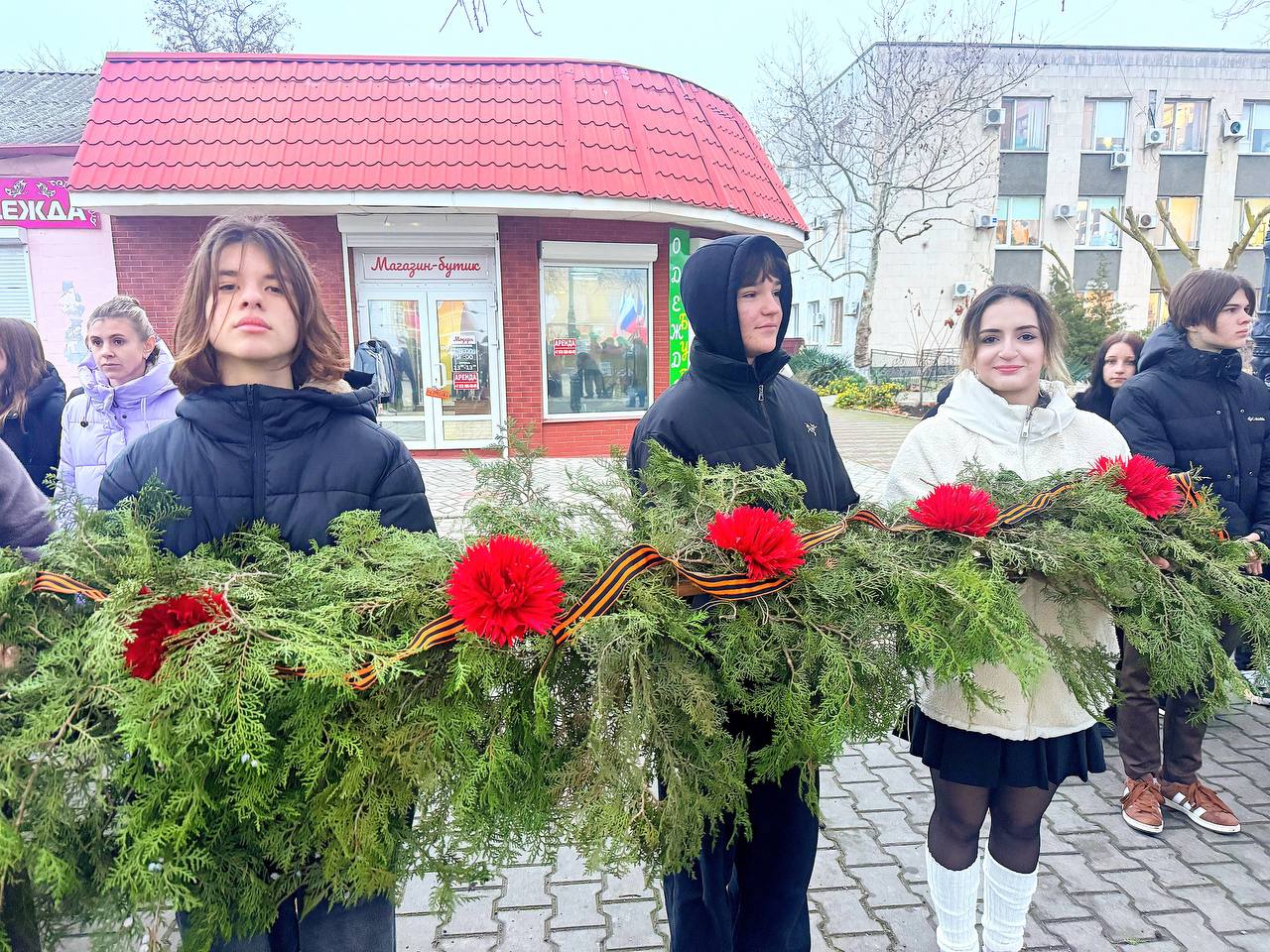 Александр Дудинов: Сегодня, в День Героев Отечества, в Черноморском состоялась памятное мероприятие, посвященное памяти всех, кто отдал свою жизнь за Родину и тех, кто сегодня мужественно стоит на ее защите Александр Дудинов: Сегодня, в День Героев Отечества, в Черноморском состоялась памятное мероприятие, посвященное памяти всех, кто отдал свою жизнь за Родину и тех, кто сегодня мужественно стоит на ее защите