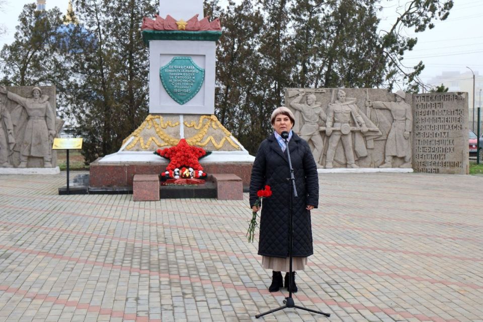 9 декабря, в День Героев Отечества, у Обелиска Славы в поселке Раздольное прошла торжественная церемония возложения цветов 9 декабря, в День Героев Отечества, у Обелиска Славы в поселке Раздольное прошла торжественная церемония возложения цветов