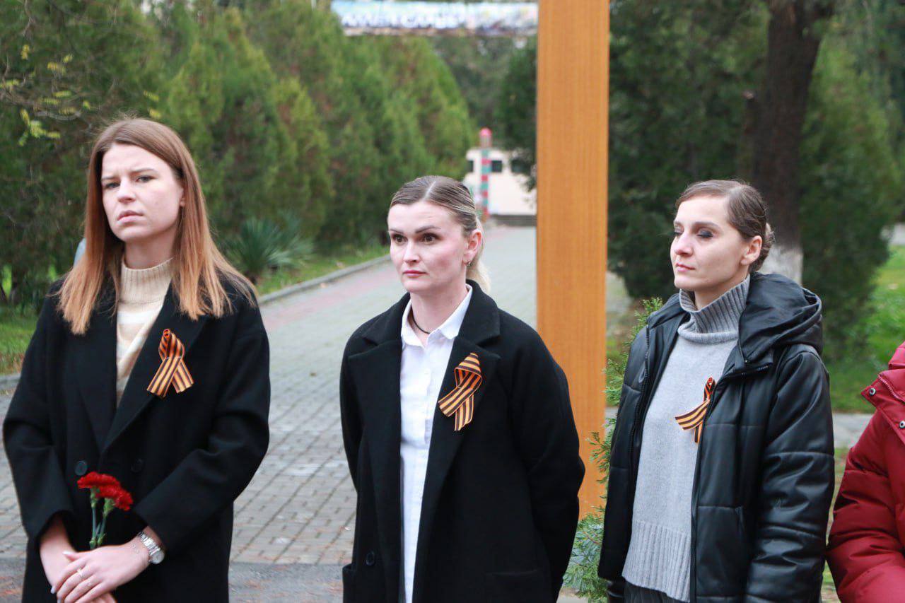 Ольга Урайкина: Сегодня в день Героя Отечества у мемориала "Наши Герои" в Бахчисарае возложили цветы и почтили память погибших минутой молчания Ольга Урайкина: Сегодня в день Героя Отечества у мемориала "Наши Герои" в Бахчисарае возложили цветы и почтили память погибших минутой молчания