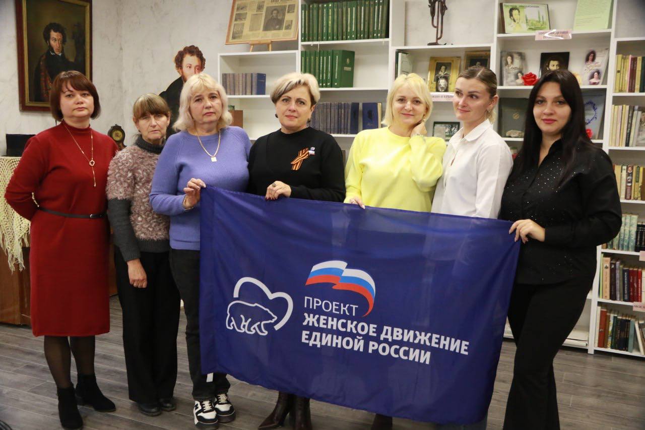 Ольга Урайкина: В честь Дня Героев Отечества в центральной районной библиотеке им. Пушкина совместно с начальником отдела культуры и межнациональных отношений Олесей Гуляевой, представителем администрации Бахчисарайского...