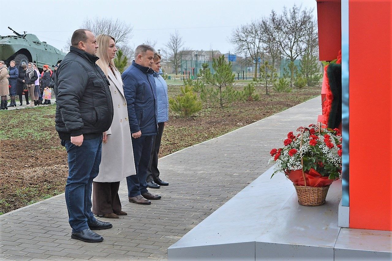 Александр Соколовский: Вместе с Главой муниципального образования Зоей Карлюгой, Представителем Главы Республики Крым в группе муниципальных образований в РК Владой Демиденко, прокурором района Романом Дугаренко, другими... Александр Соколовский: Вместе с Главой муниципального образования Зоей Карлюгой, Представителем Главы Республики Крым в группе муниципальных образований в РК Владой Демиденко, прокурором района Романом Дугаренко, другими...