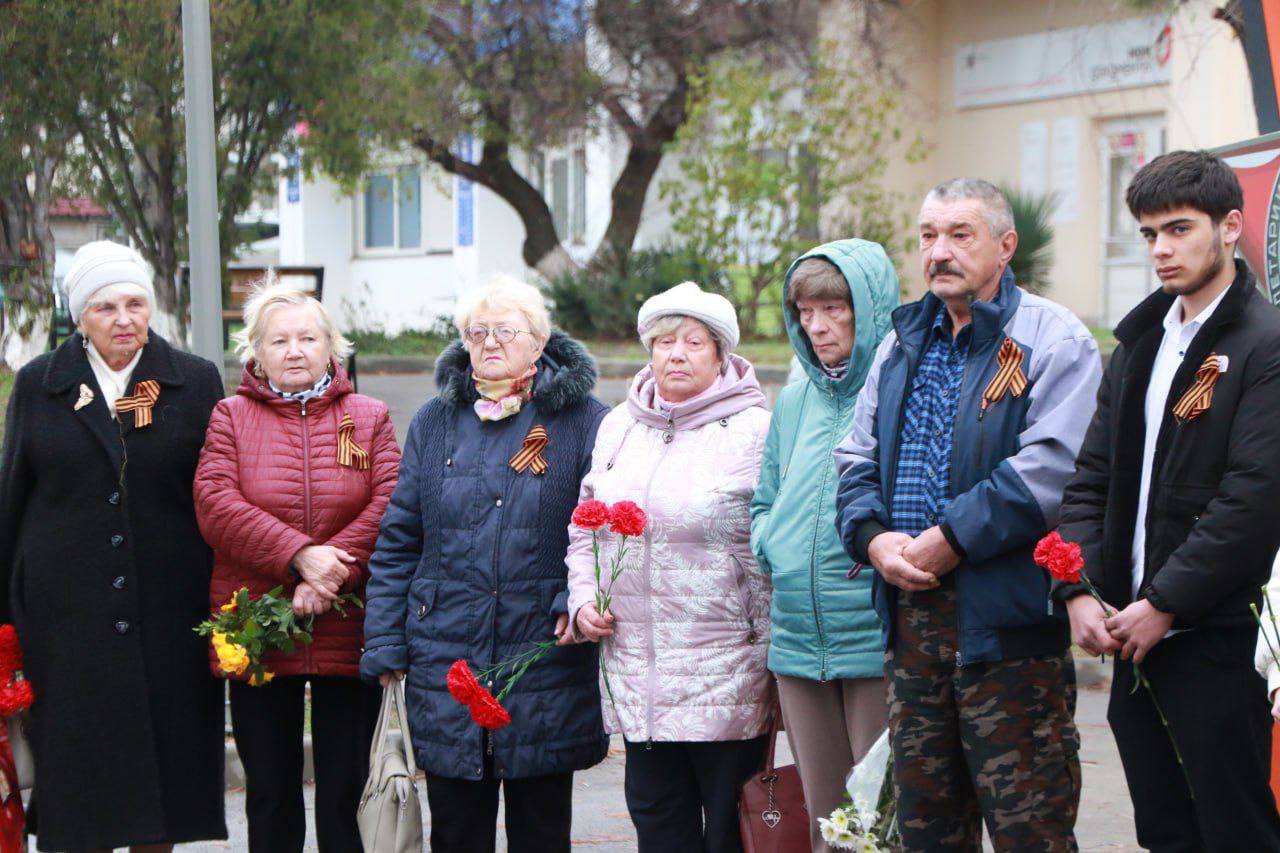 Ольга Урайкина: Сегодня в день Героя Отечества у мемориала "Наши Герои" в Бахчисарае возложили цветы и почтили память погибших минутой молчания Ольга Урайкина: Сегодня в день Героя Отечества у мемориала "Наши Герои" в Бахчисарае возложили цветы и почтили память погибших минутой молчания