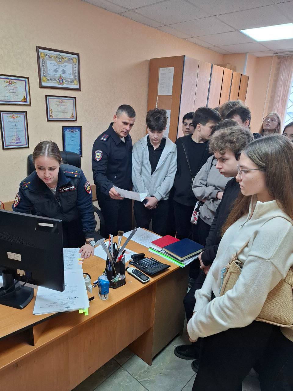 Сотрудники экспертно-криминалистического центра УМВД России по г.Севастополю познакомили школьников с основами криминалистики Сотрудники экспертно-криминалистического центра УМВД России по г.Севастополю познакомили школьников с основами криминалистики