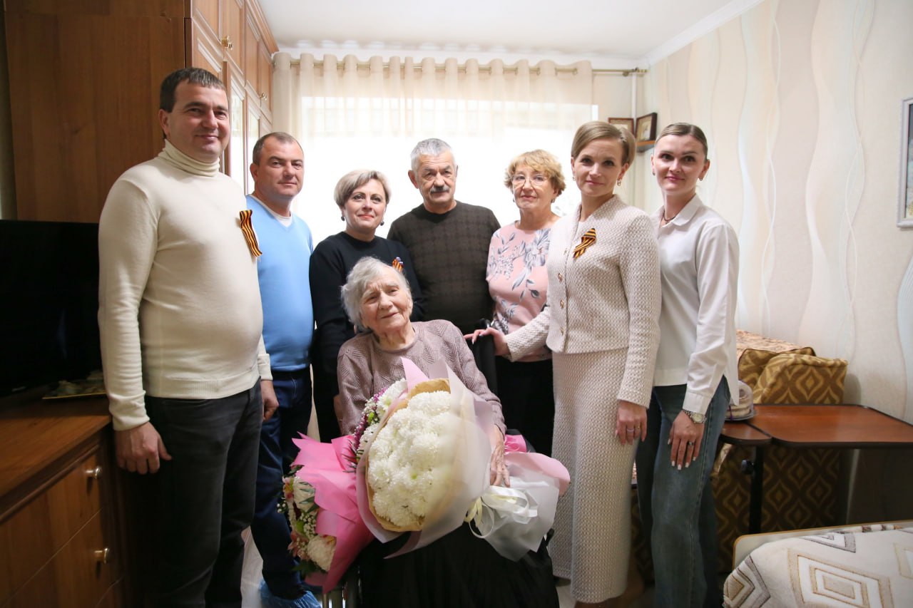 Анжелика Ястребова: С Днем Героев Отечества ветерана Великой Отечественной войны, Почетного гражданин города Бахчисарай, Антонину Александровну Меледину, поздравили заместитель председателя Бахчисарайского районного совета... Анжелика Ястребова: С Днем Героев Отечества ветерана Великой Отечественной войны, Почетного гражданин города Бахчисарай, Антонину Александровну Меледину, поздравили заместитель председателя Бахчисарайского районного совета...