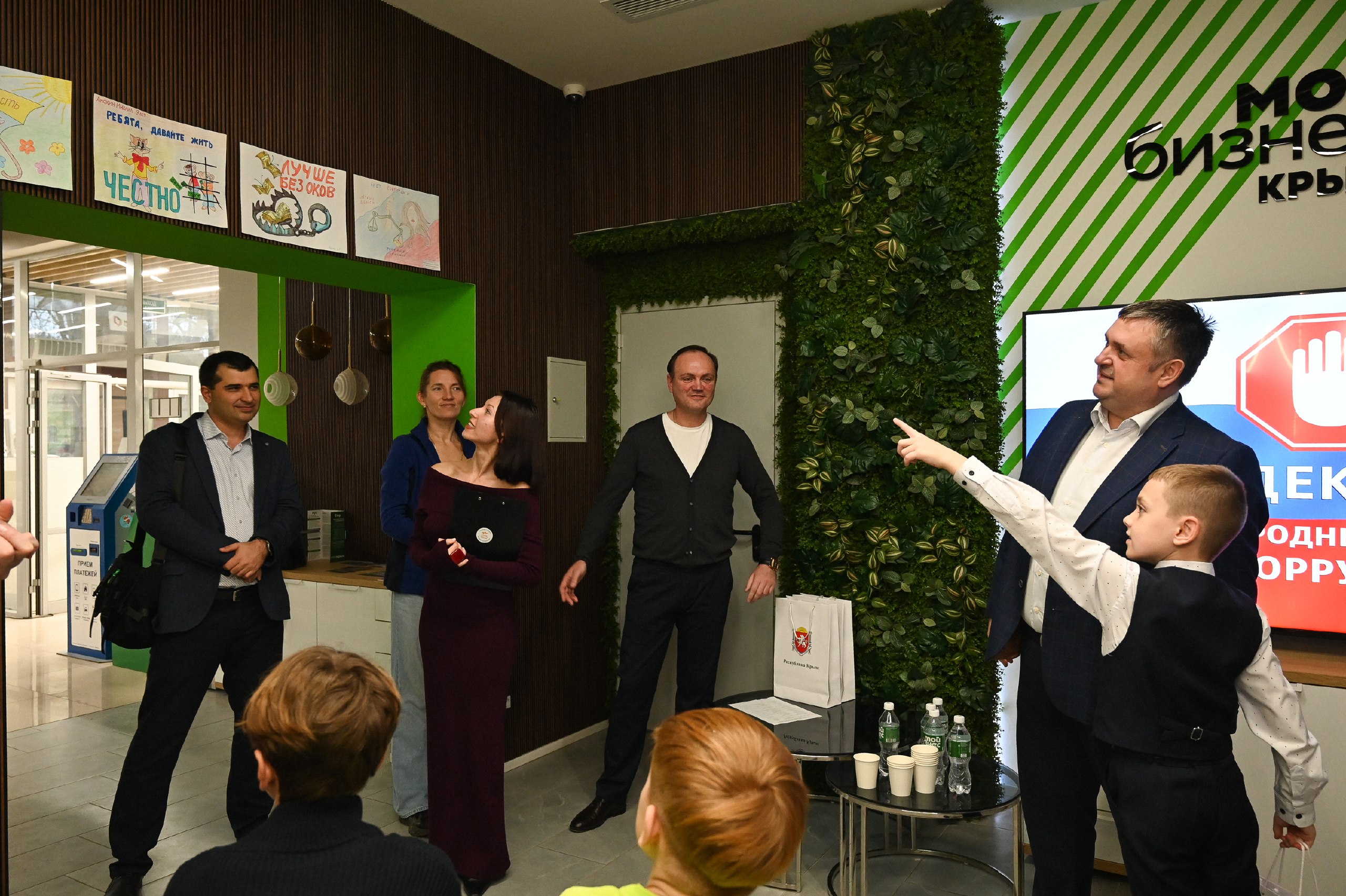 В Министерстве экономического развития Крыма подвели итоги конкурса детского рисунка к Международному дню борьбы с коррупцией В Министерстве экономического развития Крыма подвели итоги конкурса детского рисунка к Международному дню борьбы с коррупцией