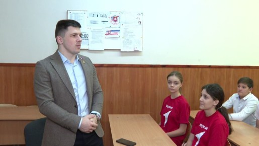 «Урок о важном» провёл в 18-й школе Герой России Владимир Манохин