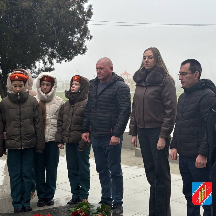 В День Героев Отечества в пгт Вольное состоялось возложение цветов к Памятнику летчикам, погибшим в годы Великой Отечественной войны 1941-1945 годов В День Героев Отечества в пгт Вольное состоялось возложение цветов к Памятнику летчикам, погибшим в годы Великой Отечественной войны 1941-1945 годов