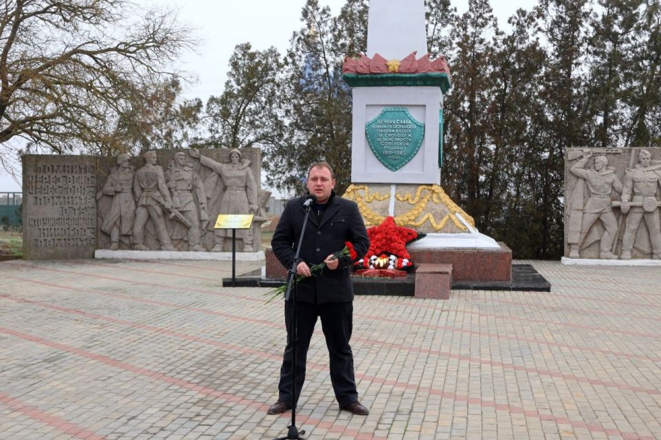 9 декабря, в День Героев Отечества, у Обелиска Славы в поселке Раздольное прошла торжественная церемония возложения цветов 9 декабря, в День Героев Отечества, у Обелиска Славы в поселке Раздольное прошла торжественная церемония возложения цветов