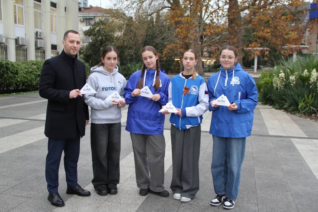 Константин Шимановский: В честь Дня Героев Отечества Волонтёры Победы раздали ялтинцам письма-треуголки с информацией о Героях Наде Лисановой, Михаиле Соханя, Николае Кривошты, братьях Говыриных, Дмитрие Мухине, Илье...