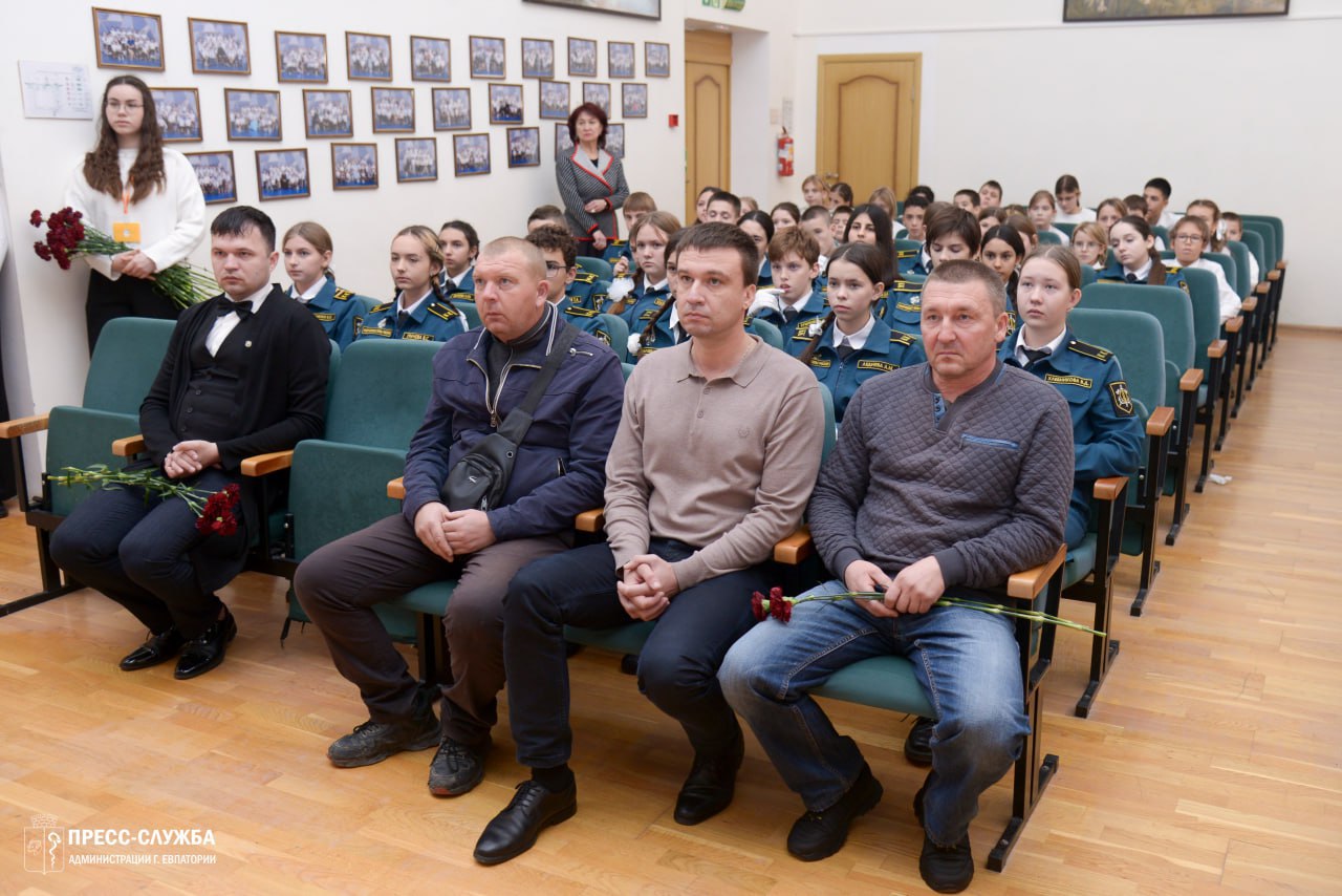 В школе №14 открыли Парту Героя в честь погибшего участника СВО В школе №14 открыли Парту Героя в честь погибшего участника СВО