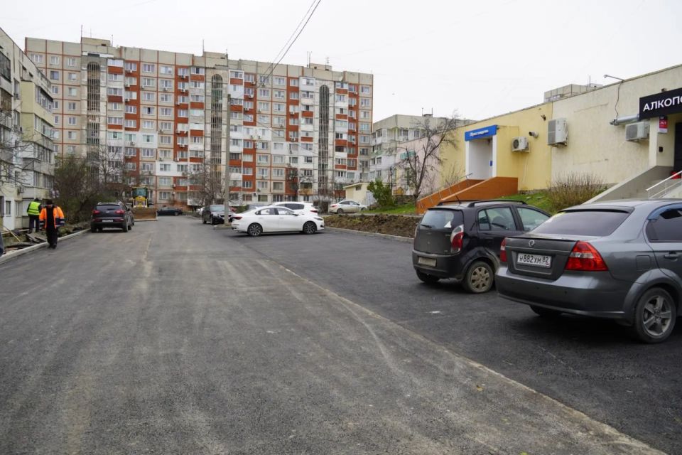 Глава администрации Керчи Олег Каторгин осмотрел, как продвигается благоустройство придомовой территории по Индустриальному шоссе, 21, 21/1, 23, 27. Выехал на место, пообщался с подрядчиком и председателями домов