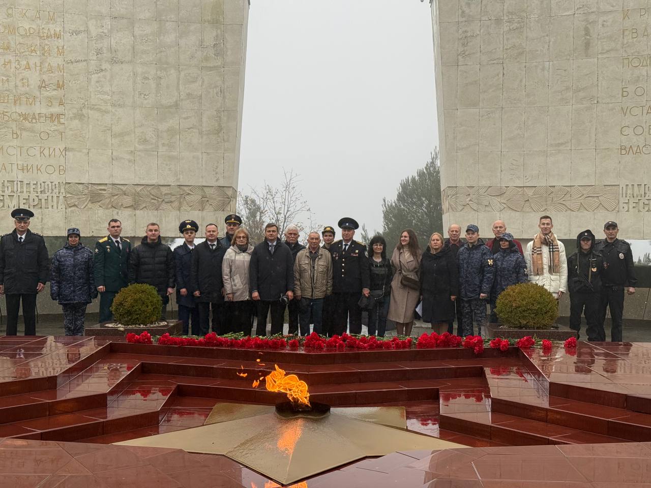 Константин Шимановский: В День Героев Отечества на Холме Славы состоялась церемония возложения цветов к стелам Героев Гражданской войны, Героев СССР и Российской Федерации, участников СВО и Вечному Огню