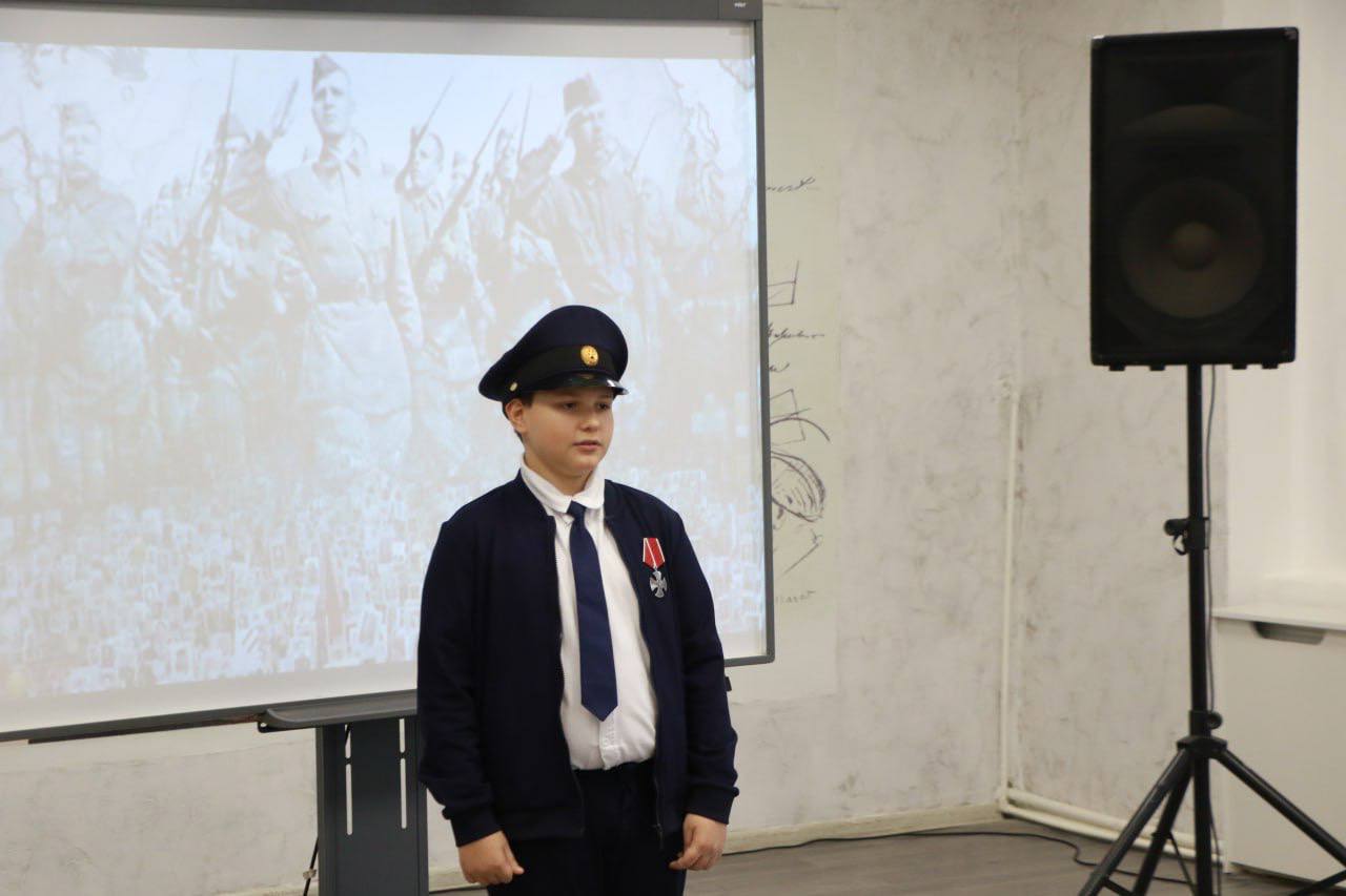 Ольга Урайкина: В честь Дня Героев Отечества в центральной районной библиотеке им. Пушкина совместно с начальником отдела культуры и межнациональных отношений Олесей Гуляевой, представителем администрации Бахчисарайского... Ольга Урайкина: В честь Дня Героев Отечества в центральной районной библиотеке им. Пушкина совместно с начальником отдела культуры и межнациональных отношений Олесей Гуляевой, представителем администрации Бахчисарайского...