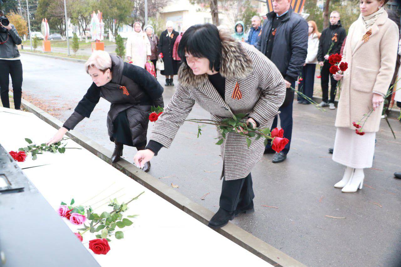 Ольга Урайкина: Сегодня в день Героя Отечества у мемориала "Наши Герои" в Бахчисарае возложили цветы и почтили память погибших минутой молчания Ольга Урайкина: Сегодня в день Героя Отечества у мемориала "Наши Герои" в Бахчисарае возложили цветы и почтили память погибших минутой молчания
