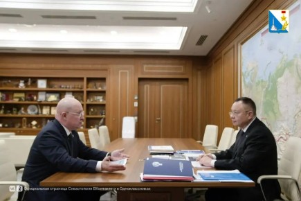Губернатор Севастополя встретился с главой Минстроя РФ