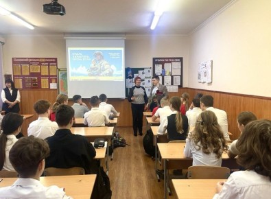 В Симферополе прошел Урок мужества с участием Героя России