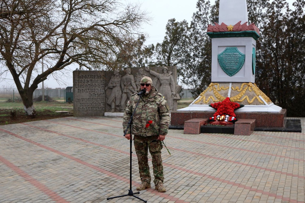 9 декабря, в День Героев Отечества, у Обелиска Славы в поселке Раздольное прошла торжественная церемония возложения цветов 9 декабря, в День Героев Отечества, у Обелиска Славы в поселке Раздольное прошла торжественная церемония возложения цветов