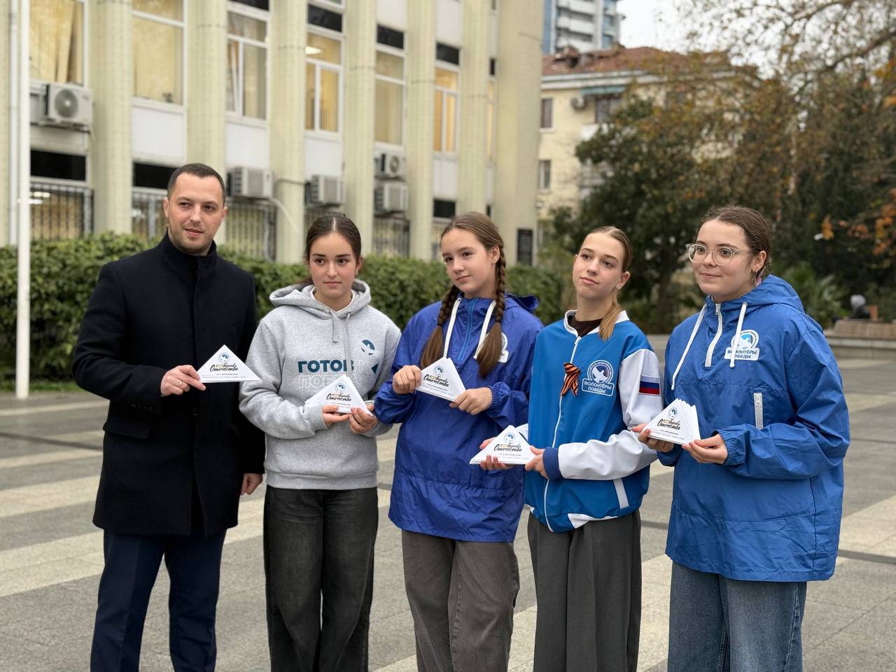 В Ялте Волонтёры Победы провели акцию в честь Дня Героев Отечества В Ялте Волонтёры Победы провели акцию в честь Дня Героев Отечества