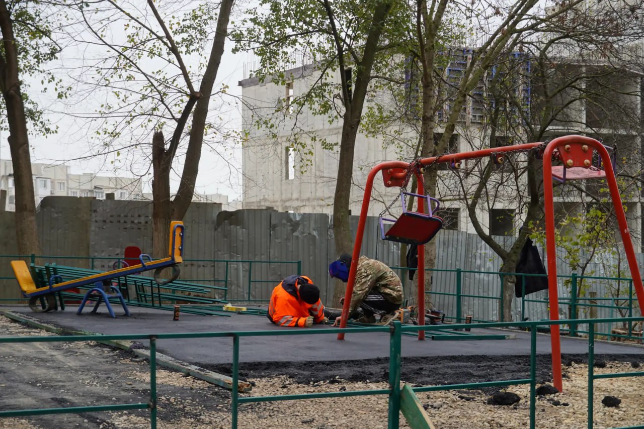 Глава администрации Керчи Олег Каторгин осмотрел, как продвигается благоустройство придомовой территории по Индустриальному шоссе, 21, 21/1, 23, 27. Выехал на место, пообщался с подрядчиком и председателями домов Глава администрации Керчи Олег Каторгин осмотрел, как продвигается благоустройство придомовой территории по Индустриальному шоссе, 21, 21/1, 23, 27. Выехал на место, пообщался с подрядчиком и председателями домов