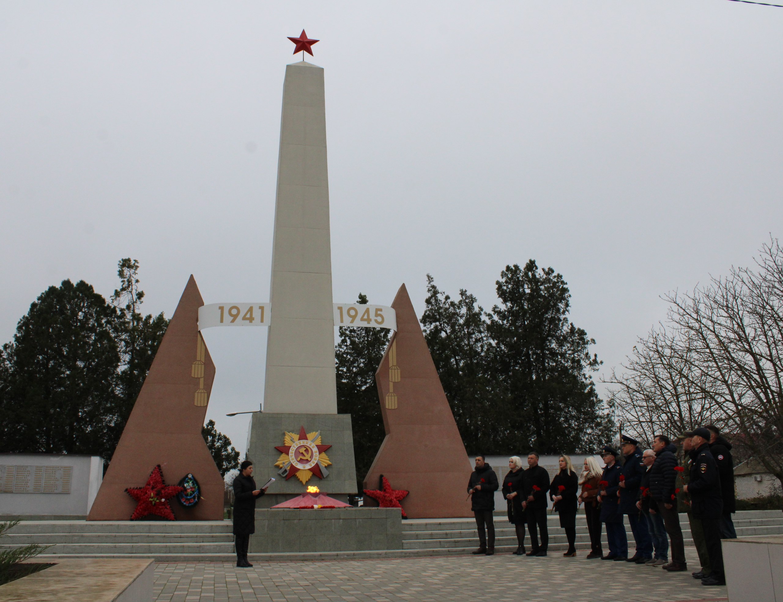Игорь Крутьков: Сегодня, в День Героев Отечества, возложил цветы к Обелиску Славы в поселке Ленино, выражая глубокое уважение и благодарность нашим героям, защитникам Родины Игорь Крутьков: Сегодня, в День Героев Отечества, возложил цветы к Обелиску Славы в поселке Ленино, выражая глубокое уважение и благодарность нашим героям, защитникам Родины