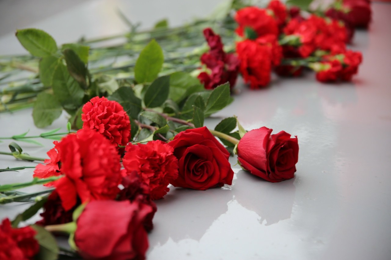 В День Героев Отечества в городе прошла церемония возложения цветов к мемориалу «Наши герои» В День Героев Отечества в городе прошла церемония возложения цветов к мемориалу «Наши герои»