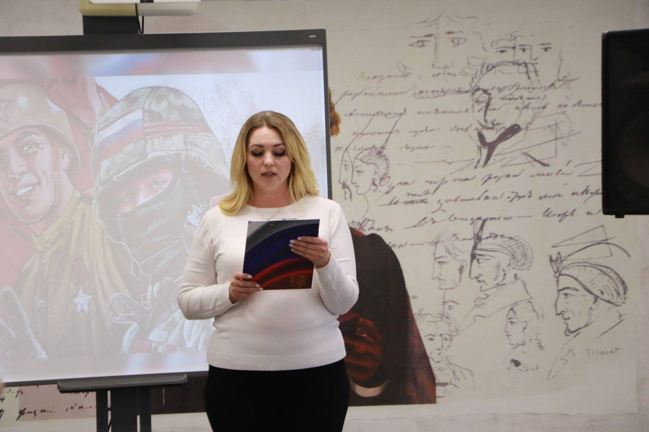 Ольга Урайкина: В честь Дня Героев Отечества в центральной районной библиотеке им. Пушкина совместно с начальником отдела культуры и межнациональных отношений Олесей Гуляевой, представителем администрации Бахчисарайского... Ольга Урайкина: В честь Дня Героев Отечества в центральной районной библиотеке им. Пушкина совместно с начальником отдела культуры и межнациональных отношений Олесей Гуляевой, представителем администрации Бахчисарайского...