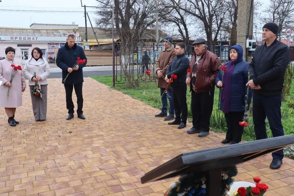 В День Героев Отечества мы выражаем глубокое уважение настоящим Героям — сильным и мужественным людям, чьи подвиги на полях сражений и выдающиеся заслуги в мирное время внесли огромный вклад в защиту и развитие нашей любимой... В День Героев Отечества мы выражаем глубокое уважение настоящим Героям — сильным и мужественным людям, чьи подвиги на полях сражений и выдающиеся заслуги в мирное время внесли огромный вклад в защиту и развитие нашей любимой...