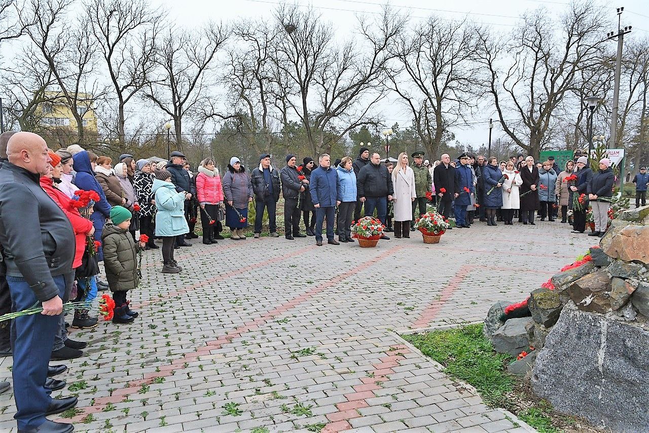 Александр Соколовский: Вместе с Главой муниципального образования Зоей Карлюгой, Представителем Главы Республики Крым в группе муниципальных образований в РК Владой Демиденко, прокурором района Романом Дугаренко, другими... Александр Соколовский: Вместе с Главой муниципального образования Зоей Карлюгой, Представителем Главы Республики Крым в группе муниципальных образований в РК Владой Демиденко, прокурором района Романом Дугаренко, другими...