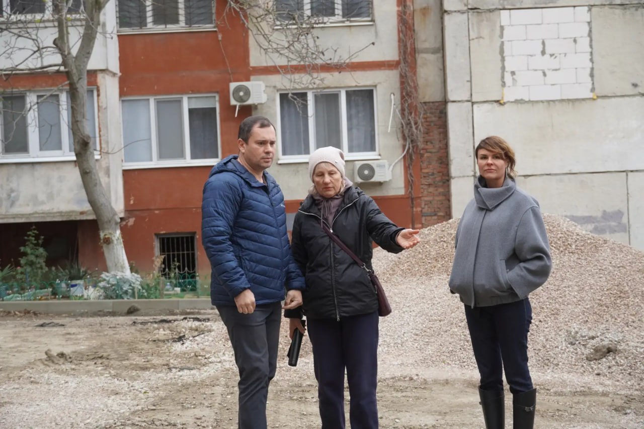 Глава администрации Керчи Олег Каторгин осмотрел, как продвигается благоустройство придомовой территории по Индустриальному шоссе, 21, 21/1, 23, 27. Выехал на место, пообщался с подрядчиком и председателями домов Глава администрации Керчи Олег Каторгин осмотрел, как продвигается благоустройство придомовой территории по Индустриальному шоссе, 21, 21/1, 23, 27. Выехал на место, пообщался с подрядчиком и председателями домов