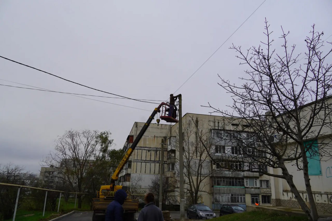 Глава администрации Керчи Олег Каторгин осмотрел, как продвигается благоустройство придомовой территории по Индустриальному шоссе, 21, 21/1, 23, 27. Выехал на место, пообщался с подрядчиком и председателями домов Глава администрации Керчи Олег Каторгин осмотрел, как продвигается благоустройство придомовой территории по Индустриальному шоссе, 21, 21/1, 23, 27. Выехал на место, пообщался с подрядчиком и председателями домов