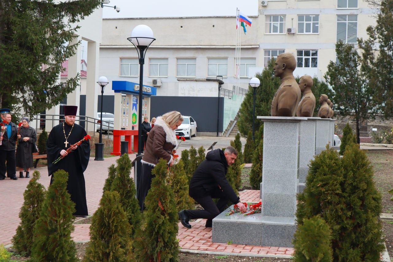 Дмитрий Чумаков: День Героев Отечества напоминает нам о людях, для которых служение Родине стало высшей формой ответственности и чести Дмитрий Чумаков: День Героев Отечества напоминает нам о людях, для которых служение Родине стало высшей формой ответственности и чести