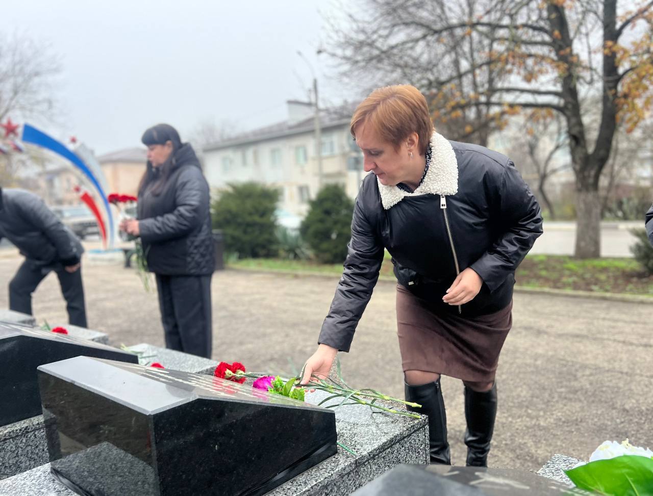 «Герои в нашей стране были во все времена. Их подвиг всегда был народным – от солдата на передовой до труженика в тылу. Всегда будем помнить тех, кто отдал жизнь за Родину, и благодарны тем, кто с честью и самоотверженностью... «Герои в нашей стране были во все времена. Их подвиг всегда был народным – от солдата на передовой до труженика в тылу. Всегда будем помнить тех, кто отдал жизнь за Родину, и благодарны тем, кто с честью и самоотверженностью...