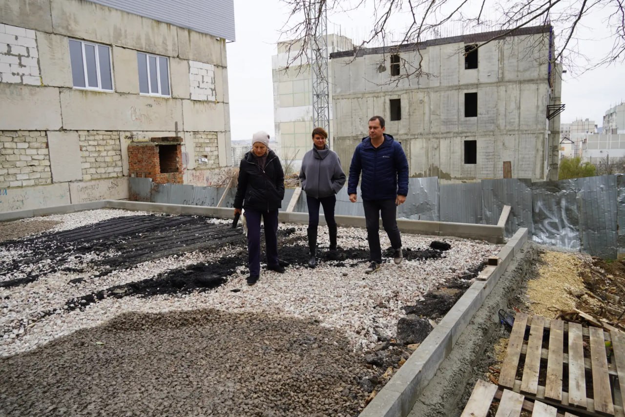 Глава администрации Керчи Олег Каторгин осмотрел, как продвигается благоустройство придомовой территории по Индустриальному шоссе, 21, 21/1, 23, 27. Выехал на место, пообщался с подрядчиком и председателями домов Глава администрации Керчи Олег Каторгин осмотрел, как продвигается благоустройство придомовой территории по Индустриальному шоссе, 21, 21/1, 23, 27. Выехал на место, пообщался с подрядчиком и председателями домов