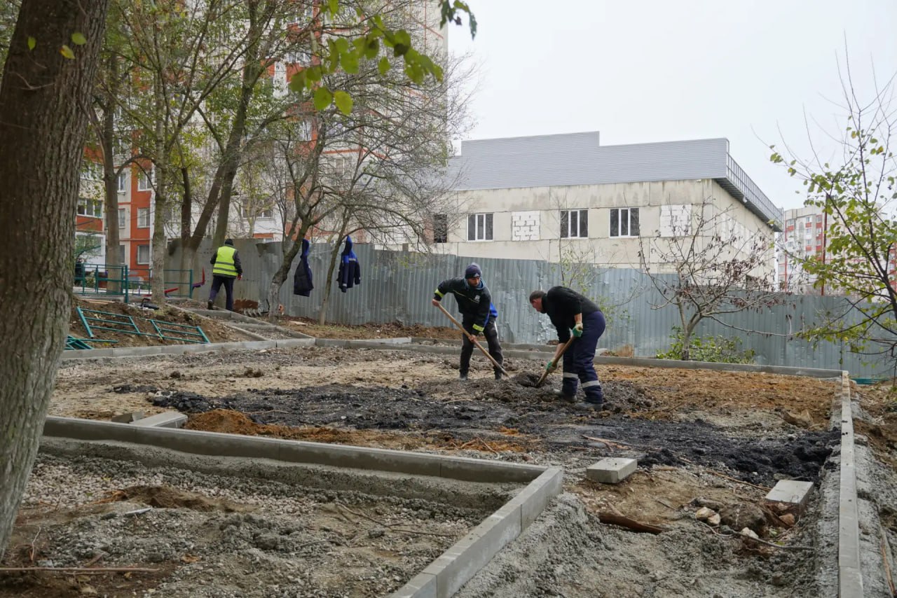 Глава администрации Керчи Олег Каторгин осмотрел, как продвигается благоустройство придомовой территории по Индустриальному шоссе, 21, 21/1, 23, 27. Выехал на место, пообщался с подрядчиком и председателями домов Глава администрации Керчи Олег Каторгин осмотрел, как продвигается благоустройство придомовой территории по Индустриальному шоссе, 21, 21/1, 23, 27. Выехал на место, пообщался с подрядчиком и председателями домов