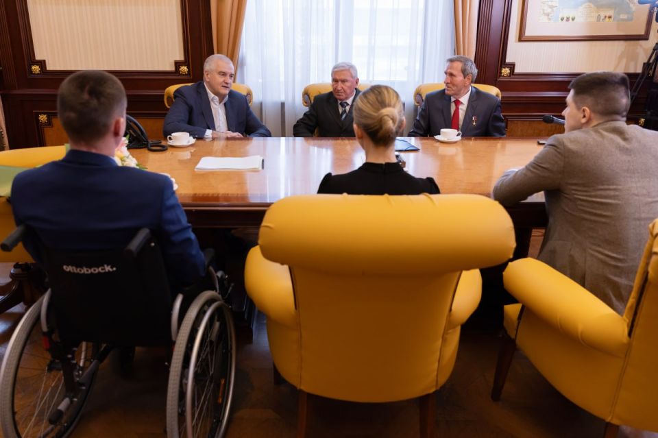 «Нет героев от рожденья, они рождаются в боях», – писал советский поэт, писатель и журналист Александр Трифонович Твардовский «Нет героев от рожденья, они рождаются в боях», – писал советский поэт, писатель и журналист Александр Трифонович Твардовский