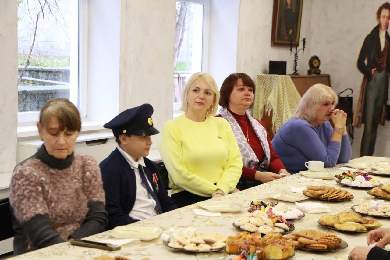 Ольга Урайкина: В честь Дня Героев Отечества в центральной районной библиотеке им. Пушкина совместно с начальником отдела культуры и межнациональных отношений Олесей Гуляевой, представителем администрации Бахчисарайского... Ольга Урайкина: В честь Дня Героев Отечества в центральной районной библиотеке им. Пушкина совместно с начальником отдела культуры и межнациональных отношений Олесей Гуляевой, представителем администрации Бахчисарайского...