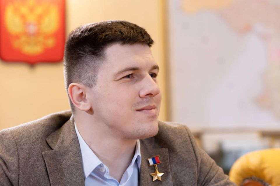 «Нет героев от рожденья, они рождаются в боях», – писал советский поэт, писатель и журналист Александр Трифонович Твардовский «Нет героев от рожденья, они рождаются в боях», – писал советский поэт, писатель и журналист Александр Трифонович Твардовский