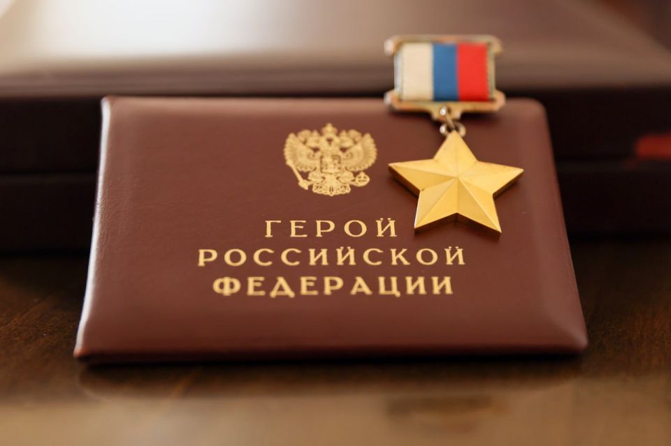 «Нет героев от рожденья, они рождаются в боях», – писал советский поэт, писатель и журналист Александр Трифонович Твардовский «Нет героев от рожденья, они рождаются в боях», – писал советский поэт, писатель и журналист Александр Трифонович Твардовский