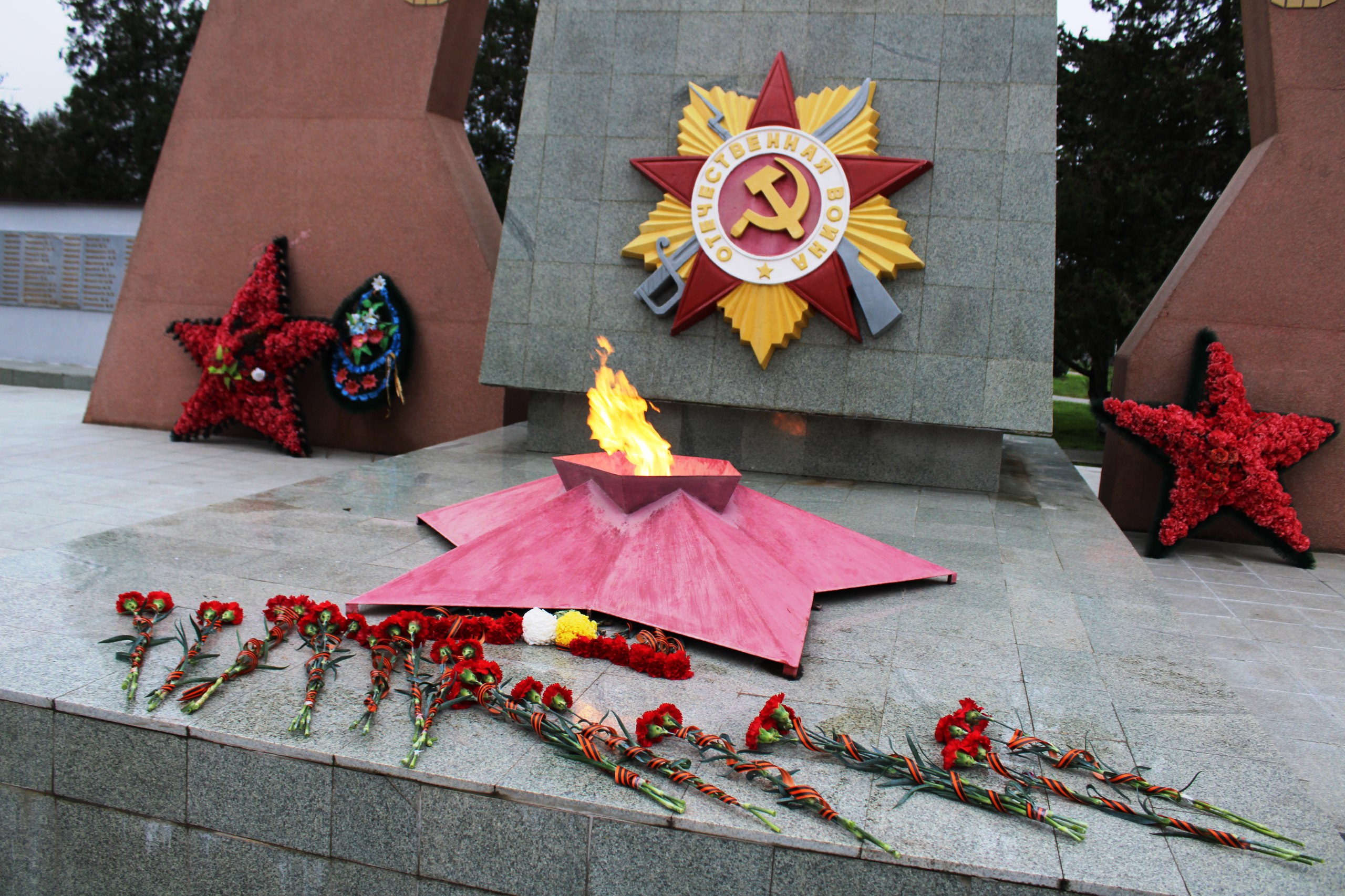 Игорь Крутьков: Сегодня, в День Героев Отечества, возложил цветы к Обелиску Славы в поселке Ленино, выражая глубокое уважение и благодарность нашим героям, защитникам Родины Игорь Крутьков: Сегодня, в День Героев Отечества, возложил цветы к Обелиску Славы в поселке Ленино, выражая глубокое уважение и благодарность нашим героям, защитникам Родины