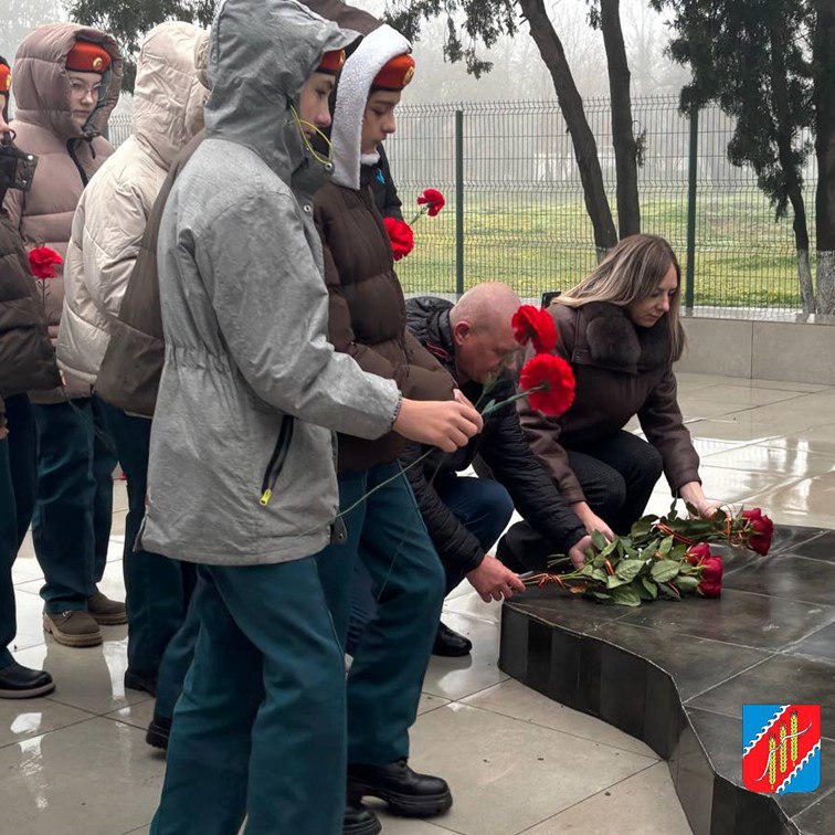 В День Героев Отечества в пгт Вольное состоялось возложение цветов к Памятнику летчикам, погибшим в годы Великой Отечественной войны 1941-1945 годов В День Героев Отечества в пгт Вольное состоялось возложение цветов к Памятнику летчикам, погибшим в годы Великой Отечественной войны 1941-1945 годов