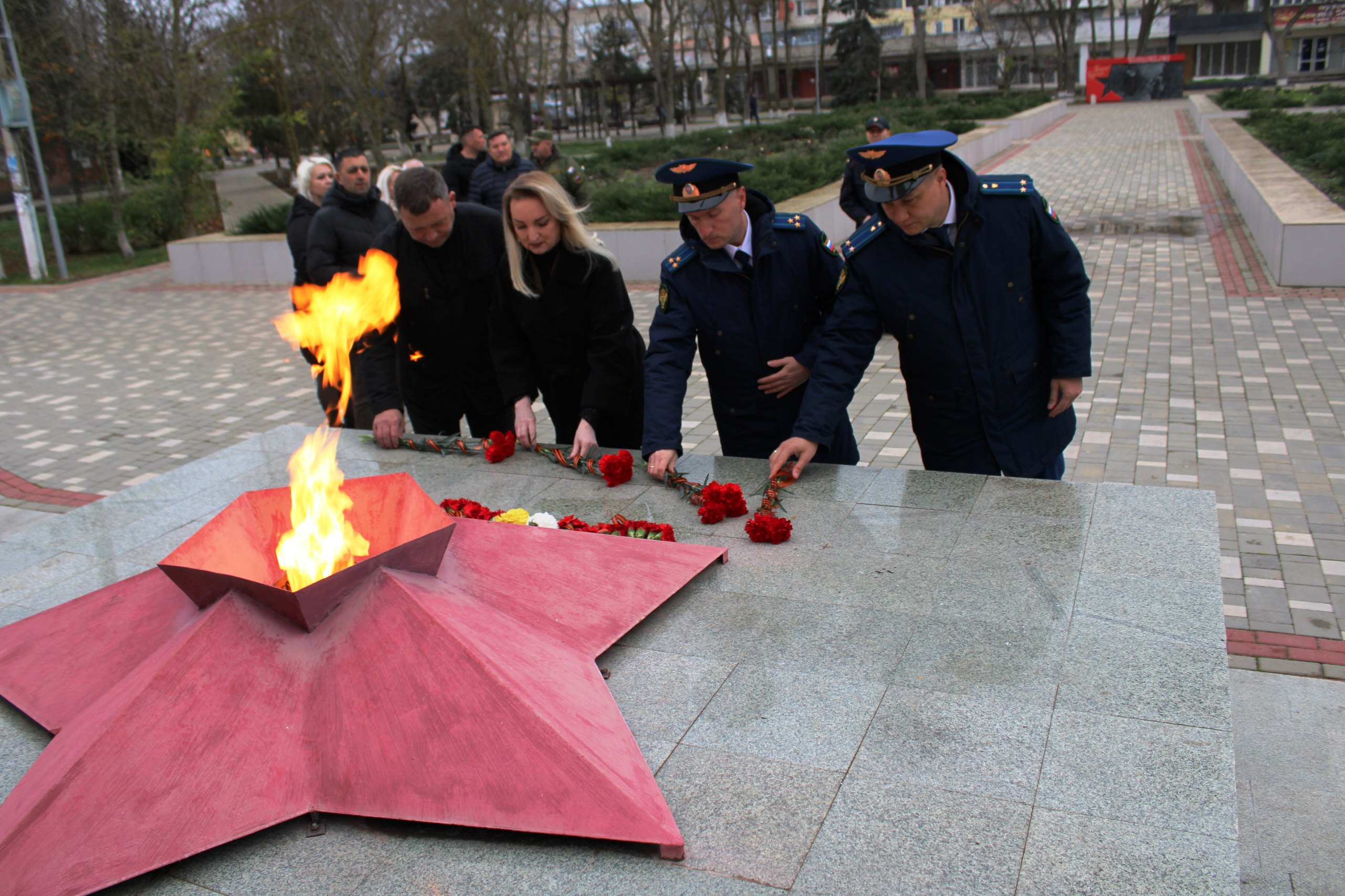 Игорь Крутьков: Сегодня, в День Героев Отечества, возложил цветы к Обелиску Славы в поселке Ленино, выражая глубокое уважение и благодарность нашим героям, защитникам Родины Игорь Крутьков: Сегодня, в День Героев Отечества, возложил цветы к Обелиску Славы в поселке Ленино, выражая глубокое уважение и благодарность нашим героям, защитникам Родины
