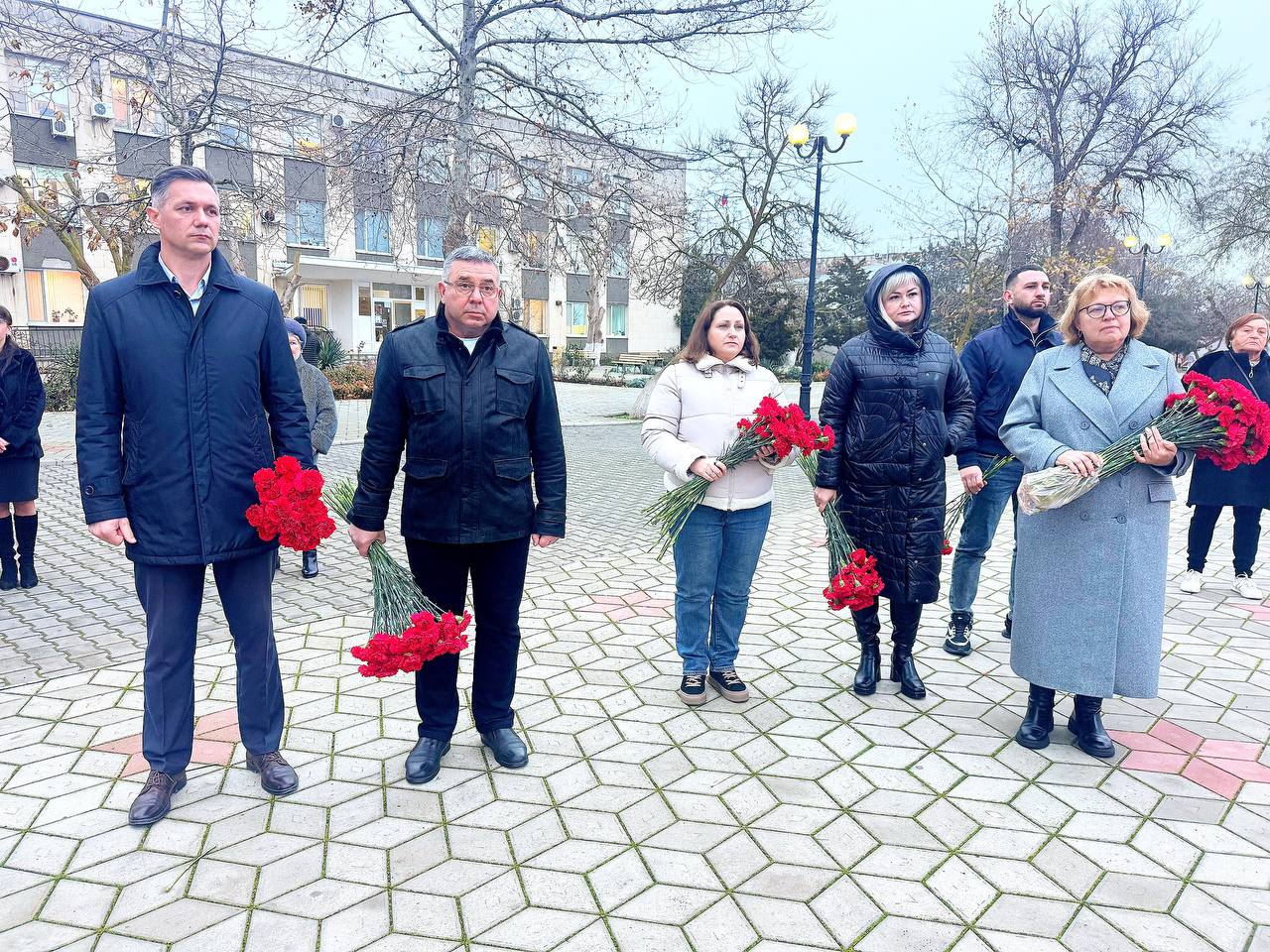 Александр Дудинов: Сегодня, в День Героев Отечества, в Черноморском состоялась памятное мероприятие, посвященное памяти всех, кто отдал свою жизнь за Родину и тех, кто сегодня мужественно стоит на ее защите Александр Дудинов: Сегодня, в День Героев Отечества, в Черноморском состоялась памятное мероприятие, посвященное памяти всех, кто отдал свою жизнь за Родину и тех, кто сегодня мужественно стоит на ее защите