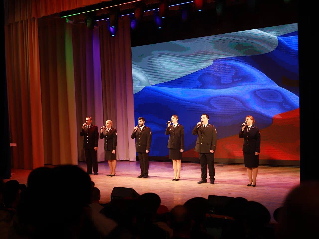 Коллектив Культурного центра МВД по Республике Крым принял участие в мероприятиях, приуроченных ко Дню Героев Отечества Коллектив Культурного центра МВД по Республике Крым принял участие в мероприятиях, приуроченных ко Дню Героев Отечества