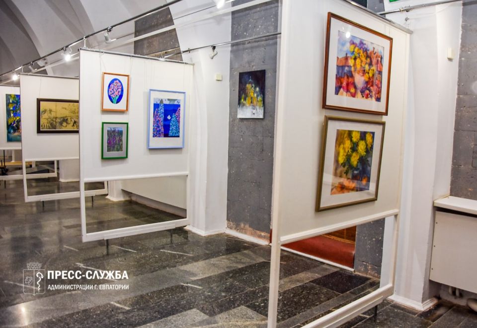 В Крымском ТЮЗе проходит выставка евпаторийских художников В Крымском ТЮЗе проходит выставка евпаторийских художников