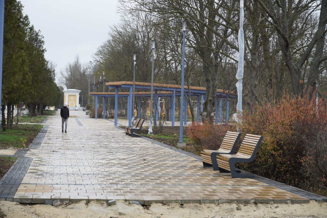 Глава администрации Керчи Олег Каторгин проинспектировал ход работ в Приморском парке Глава администрации Керчи Олег Каторгин проинспектировал ход работ в Приморском парке