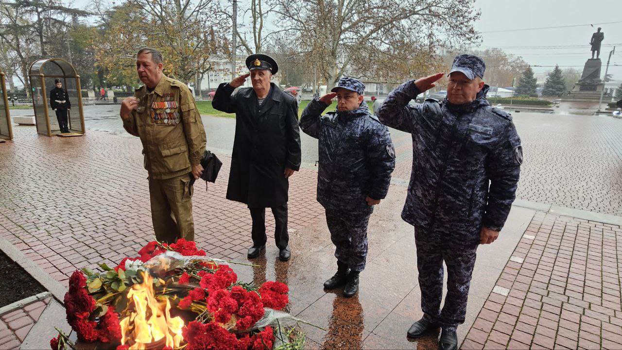 В Крыму и Севастополе росгвардейцы присоединились к мероприятиям, посвященным Дню Героев Отечества В Крыму и Севастополе росгвардейцы присоединились к мероприятиям, посвященным Дню Героев Отечества