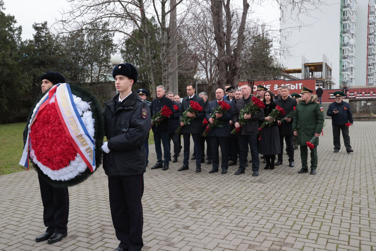 «Герои живут, пока жива память о них»: в Симферополе почтили память защитников Отечества «Герои живут, пока жива память о них»: в Симферополе почтили память защитников Отечества
